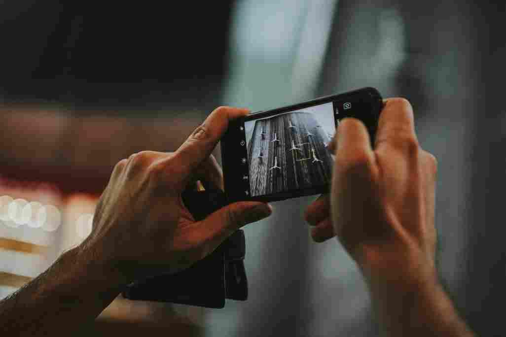 Cara Membersihkan Kaca Kamera Depan HP